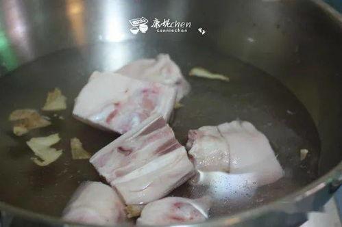 灾年全村啃树皮我带全家吃上席,全家共度啃树皮困境，终享席间盛宴